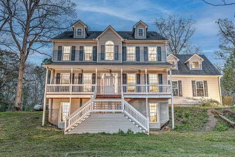 Nearly 4,000 sq ft modern farmhouse retreat with 6 bedrooms and 3.5 baths. Hot tub, firepit, super fast WiFi, 8 Roku TVs. Close to Blue Ridge!