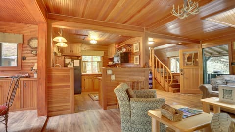 Dream Catcher Cabin-Living room facing kitchen