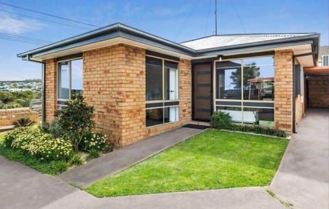 Centrally located position close to Bell Street's vibrant cafes, and only 550m to Torquay surf beach
