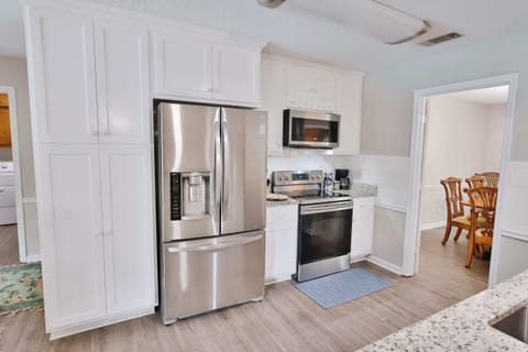 Full kitchen amenities, freezer, refrigerator, stove, oven, sink, and microwave!