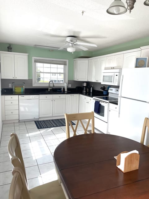 Fully equipped kitchen with table seating 6.
