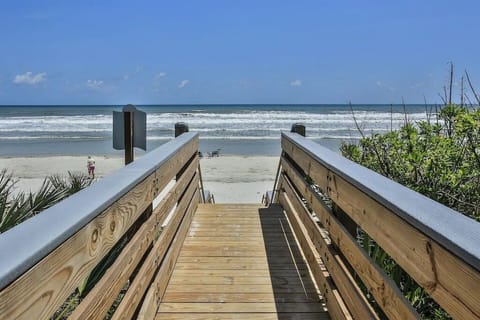 3 min walk to beach access