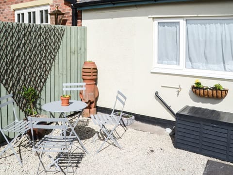 Sitting-out-area | Peppercorn Cottage, Enderby
