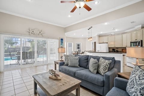 Open floor plan between the formal living room and open kitchen. Great for conversing about memories made during your vacation.