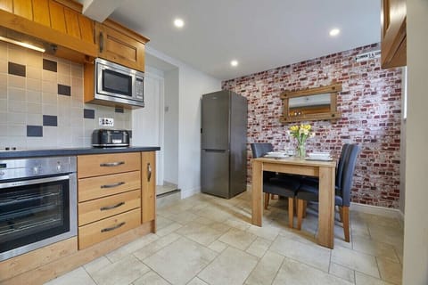 Cummins & Goings Cottage, Barnard Castle - Host & Stay