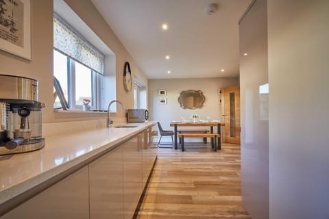 Sunflower Cottage, Seahouses - Host & Stay