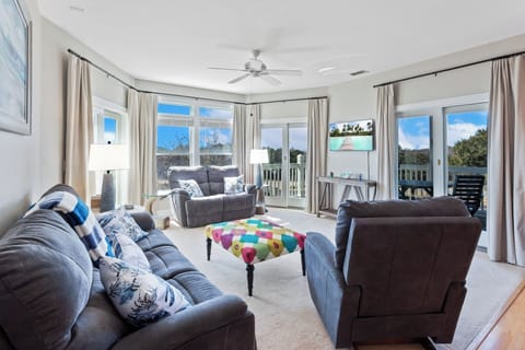 Relax in the charming Living Area at Sweet Sunmmertime!