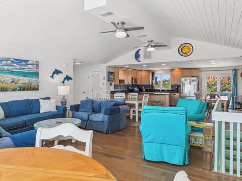 The top level is a true coastal dream, thanks to beautiful touches of sea-glass blue décor and a suite of amenities that will keep everyone smiling.