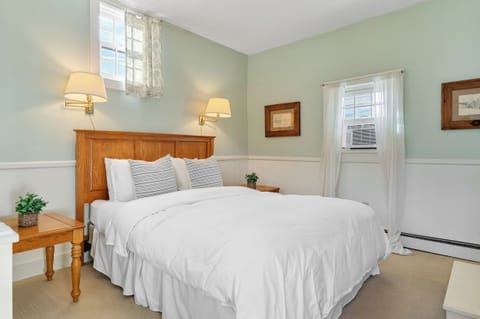 upper level queen suite with separate lock off