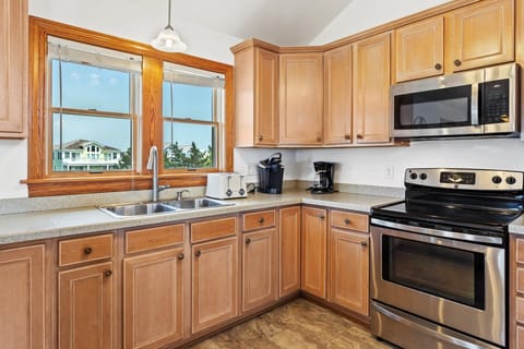 Kitchen: Cook with ease in the gourmet kitchen featuring double appliances and a breakfast bar.