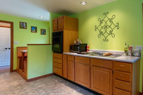 4 burner w/griddle, wall oven and view of nook