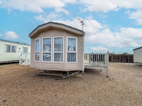 Elevate your holiday experience at Lee’s Caravan Park with this superb 6 berth caravan with decking. This outdoor area is the perfect spot to enjoy a coffee before exploring the Norfolk coast.
