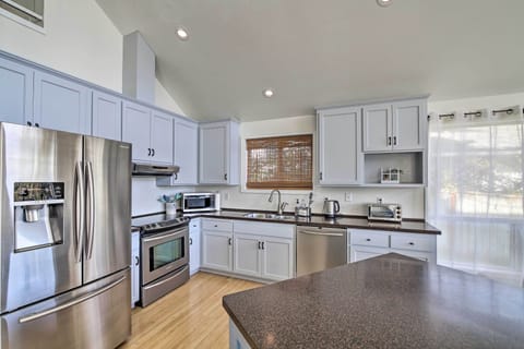 Kitchen | Fully Equipped w/ Cooking Basics