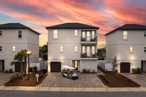 6-seat Golf Cart FREE during your stay! 2 minutes to the beach. Sleeps 12, 5 bedrooms, 4.5 bath, and 8 beds. Entertainment backyard and bunk rooms. Heated pool steps from the house!