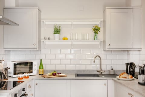 Well appointed modern kitchen - Cobblers Cottage
