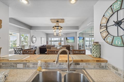 Kitchen with breakfast bar
