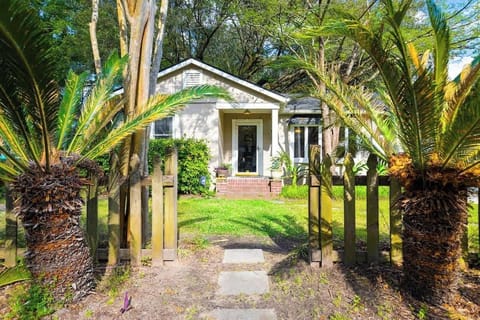Funky Bungalow in a quiet neighborhood. Close to everything