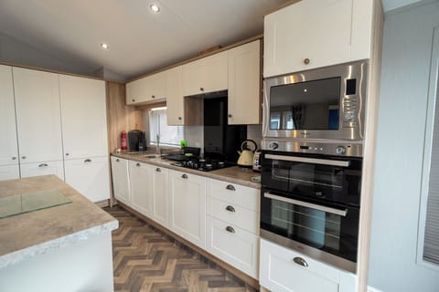 Fully equipped kitchen with gas hob, oven and microwave