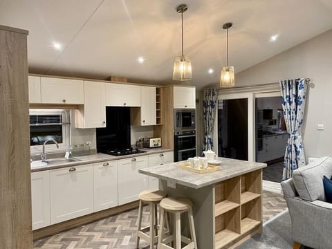 Fully equipped kitchen with gas oven and hob as well as a microwave