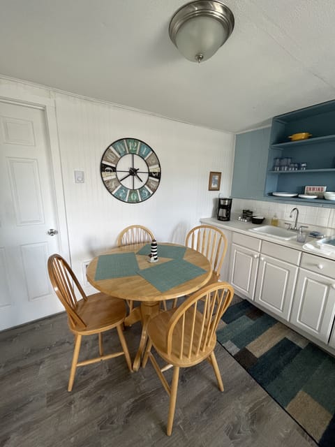 Cozy dining area in kitchen