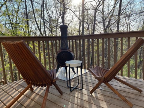 Seasonal views of mountains and foliage
