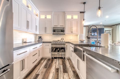 - Modern chef-style kitchen with premium appliances and bright cabinetry - Spacious counters and warm lighting make cooking feel effortless - Perfect space for preparing après-ski meals and hosting mountain dinners