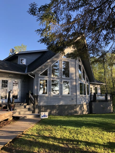 Pier 6 cottage on beautiful Shoal Lake at the mouth of Bag Bay LOTW.