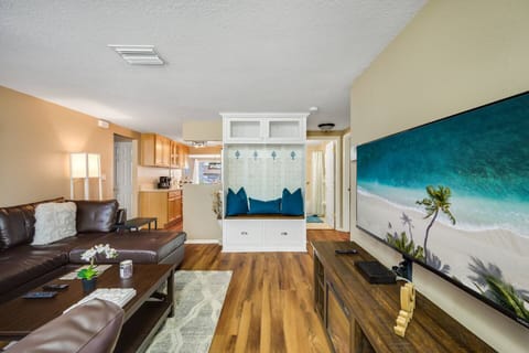 Our beautiful living area has a smart TV and a comfortable and modern L-shaped couch. Never miss an episode of your favorite series while on vacation while relaxing. Send us a message now!