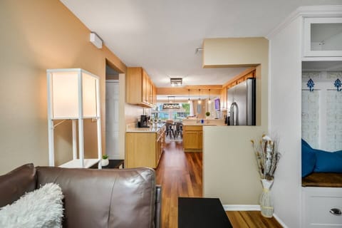 Beautiful open area for relaxing, cooking and eating great meals. What more could you ask for? Create beautiful memories with your loved ones in this magnificent property. Please don't hesitate to send us a message!