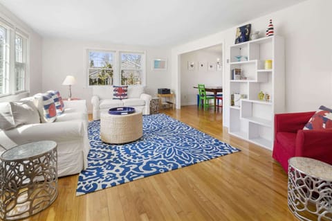 Sunny spacious sitting room with seating for six