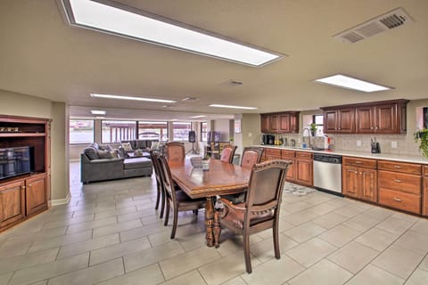 Dining Area | Smart TV