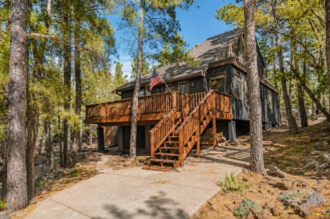 Front deck and balcony of dog-friendly cabin in Munds Park Arizona