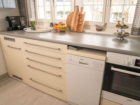 Countertop, Cabinetry, Property, Kitchen, Kitchen Appliance, Window, Kitchen Stove, Drawer, Wood, Tableware