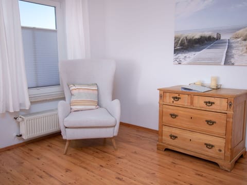 Furniture, Property, Cabinetry, Building, Drawer, Comfort, Wood, Interior Design, Dresser, Curtain