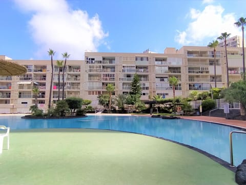 Water, Cloud, Building, Sky, Daytime, Property, Plant, Window, Azure, Swimming Pool