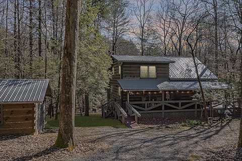Dial Cabin is in a quiet neighborhood of log cabins. 