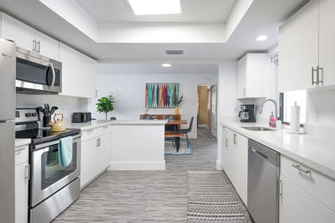 A coastal kitchen with everything you need.