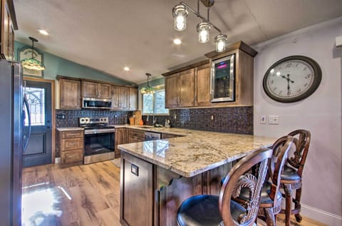 Kitchen | Fully Equipped w/ Cooking Basics