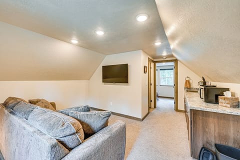 Loft | Queen Sleeper Sofa | Smart TV | Wet Bar | 2nd Floor