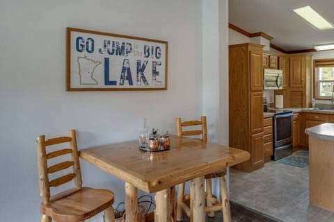 Multiple seating options (kitchen table, high top, breakfast bar)