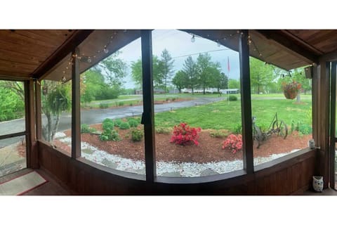 Quiet front porch facing west AWSOME sunsets!