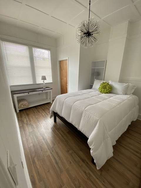 Queen Serta Sleeper with soft luxury cotton linens, and 2 choices of pillow
