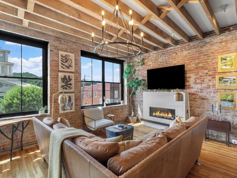 Downtown Condo- Elevator access