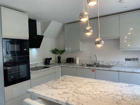 Open plan kitchen diner and lounge,
WM dishwasher, wine cooler,
fridge + freezer