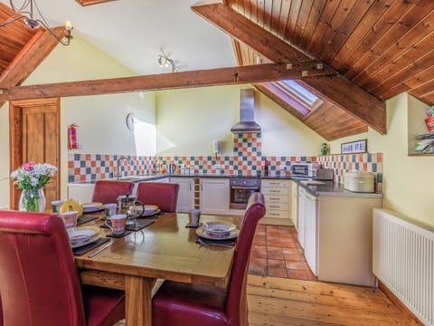 Dining Area | The Threshing Barn - Oldiscleave Farm Cottages, Bideford