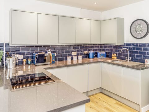 Kitchen area | 3 Mount Pleasant - River View Cottages, Looe