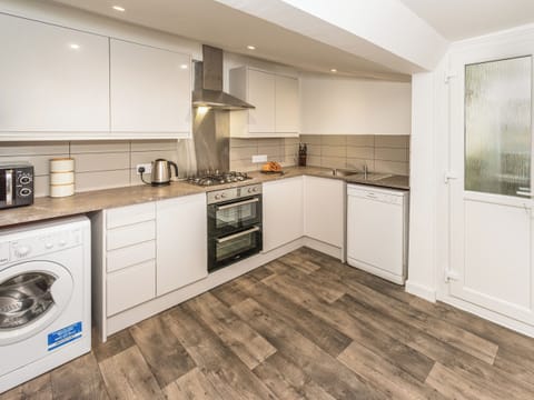 Kitchen | 2 Mount Pleasant - River View Cottages, Looe
