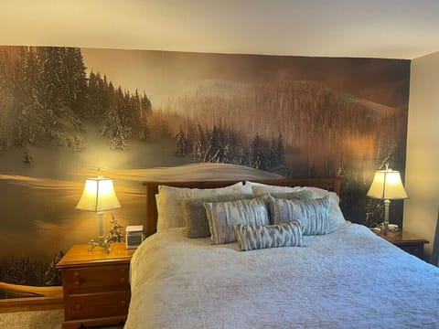 Primary Bedroom - King Size