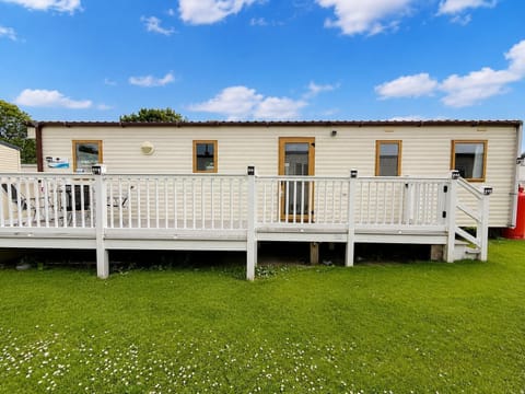 Perfect caravan holidays at Sunnydale Lincolnshire. With early check-in available with 2cHolidays for a small fee, your seaside escape begins sooner the moment you arrive at Sunnydale.
