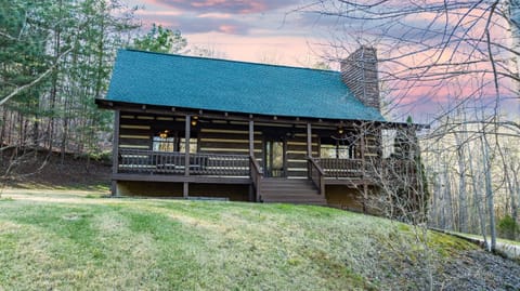 Welcome to your peaceful Oasis! Enjoy mountain views with sunsets in the distance as you sit on the front porch of your own private cabin!